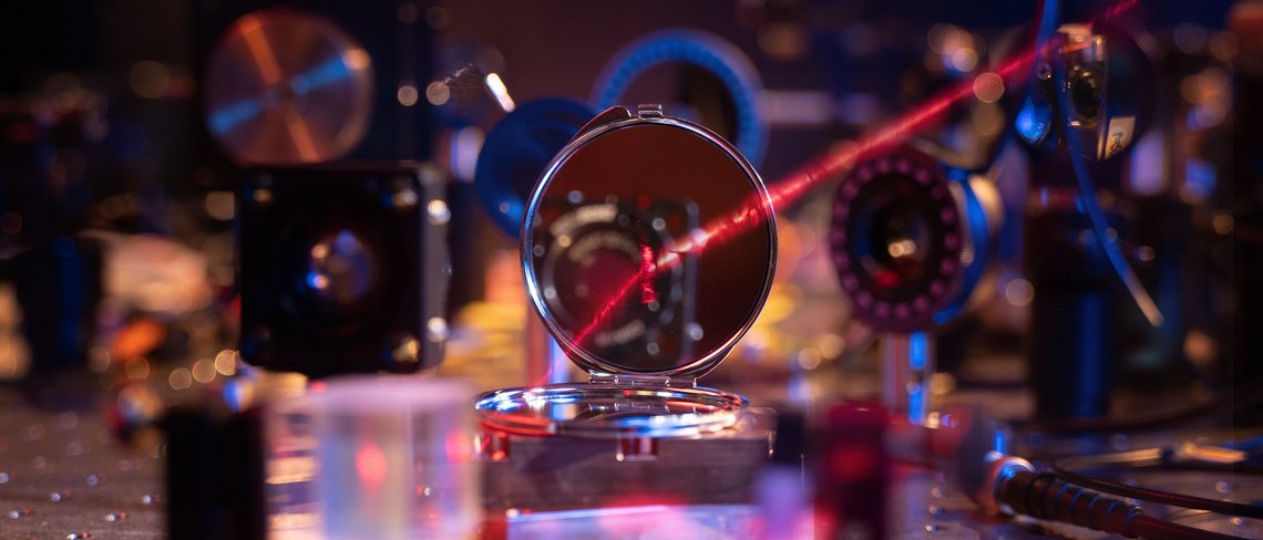 A subradiant atomic mirror