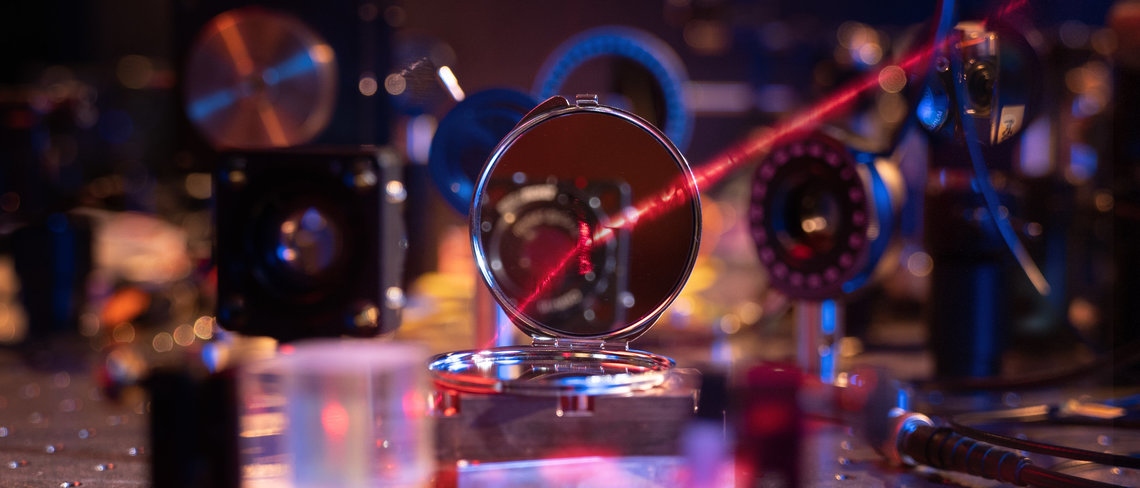 A subradiant atomic mirror