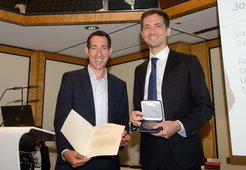 Joannis Koepsell receives the Otto Hahn Medal from Professor Klaus Blaum, Vice President of the Max Planck Society and responsible for the institutes of the Chemical-Physical-Technical Section (CPT).