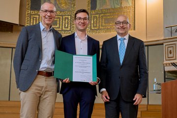 Alexander Impertro receives the Theodor Hänsch PhD Award 2025